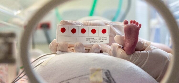 Minas Gerais é o primeiro estado do país a rastrear gratuitamente 64 doenças no Teste do Pezinho 