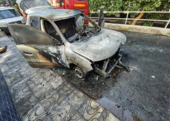 Carro pega fogo enquanto aguardava conserto em oficina mecânica em Campo Belo