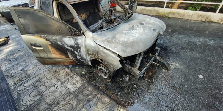 Carro pega fogo enquanto aguardava conserto em oficina mecânica em Campo Belo