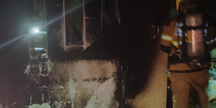 Casa pega fogo em Formiga e bombeiros apontam indícios de incêndio intencional