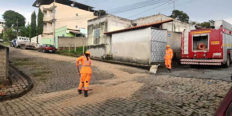 Mancha de óleo gera risco de derrapagem no bairro Eldorado em Formiga