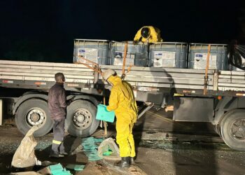 Colisão entre carreta e caminhão provoca derramamento de substância tóxica na BR-354 em Bambuí