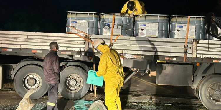 Colisão entre carreta e caminhão provoca derramamento de substância tóxica na BR-354 em Bambuí