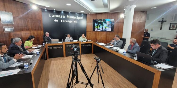Câmara de Formiga aprova crédito para Fundo da Mulher e debate demandas sociais em reunião ordinária