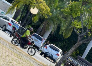 Carro colide com outro veículo ao realizar manobra para acessar rotatória em Formiga