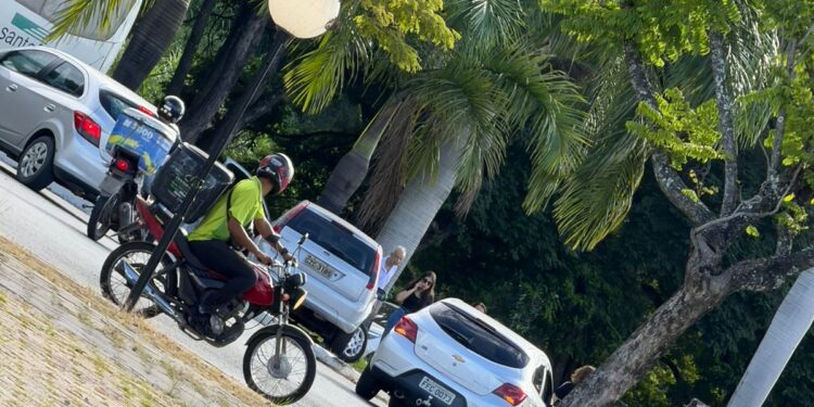 Carro colide com outro veículo ao realizar manobra para acessar rotatória em Formiga