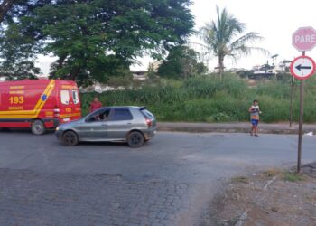 Ciclista na contramão colide com carro no bairro Santo Antônio em Formiga