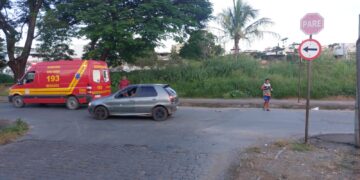 Ciclista na contramão colide com carro no bairro Santo Antônio em Formiga