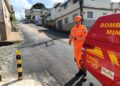 Bombeiros atuam para evitar derrapagens após derramamento de óleo em via pública no bairro Santa Tereza