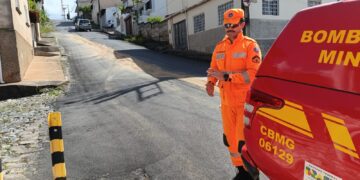 Bombeiros atuam para evitar derrapagens após derramamento de óleo em via pública no bairro Santa Tereza