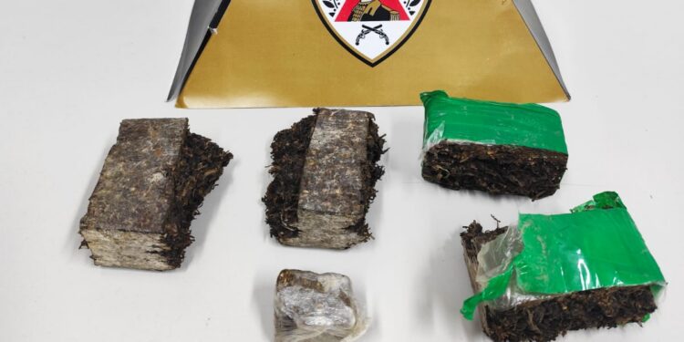 Operação contra o tráfico de drogas termina com menor apreendido e mulher presa em Formiga