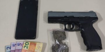 Formiga: polícia apreende maconha e simulacro de arma após denúncias no bairro São Luiz