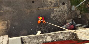 Bombeiros realizam treinamento de salvamento em altura no bairro Quilombo em Formiga