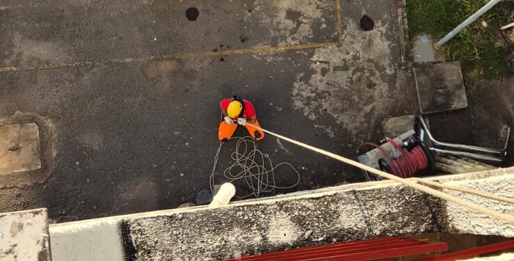 Bombeiros realizam treinamento de salvamento em altura no bairro Quilombo em Formiga