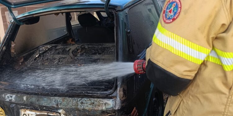Carro pega fogo em via pública no bairro Brasília em Arcos