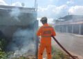 Incêndio em lote vago oferece risco à residência no bairro Jardim Alvorada em Formiga