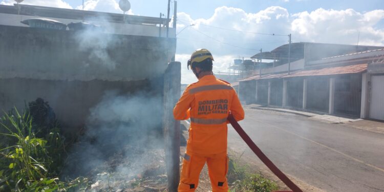 Incêndio em lote vago oferece risco à residência no bairro Jardim Alvorada em Formiga