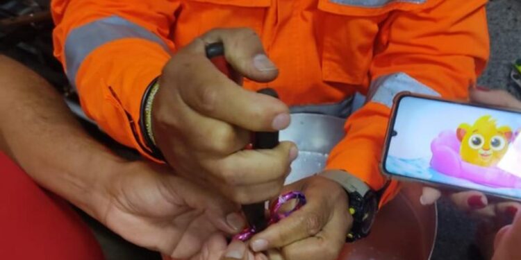 Mãe busca ajuda dos bombeiros após menino de 6 anos ficar com puxador de zíper preso ao dedo em Formiga
