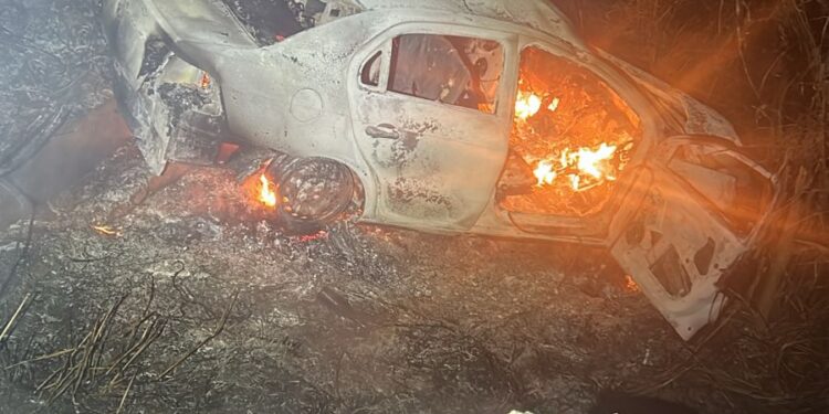 Carro cai de ponte e pega fogo após desviar de caminhão que transitava na contramão na BR-352