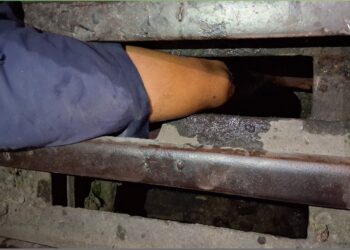 Criança fica com perna presa em bueiro e é resgatada pelos bombeiros, em Arcos