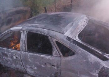 Carro com placas de Formiga é consumido por chamas em rodovia; ninguém é encontrado no local