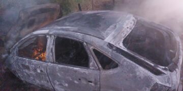 Carro com placas de Formiga é consumido por chamas em rodovia; ninguém é encontrado no local