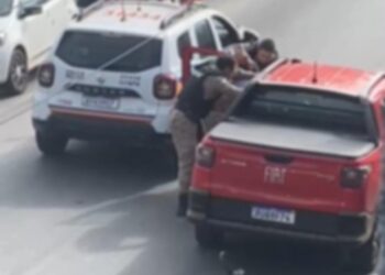 Perseguição policial termina com abordagem de veículo no Centro de Formiga