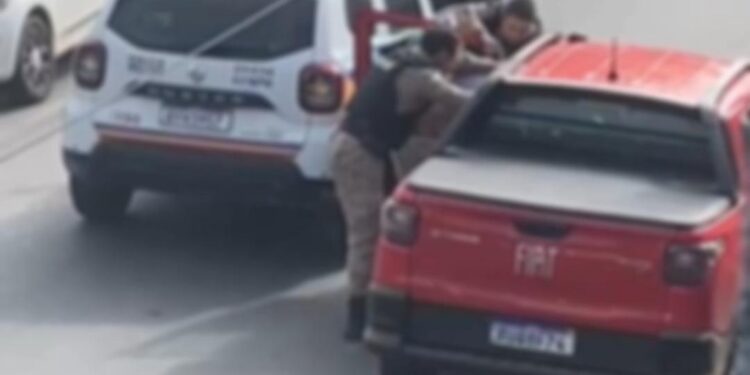 Perseguição policial termina com abordagem de veículo no Centro de Formiga