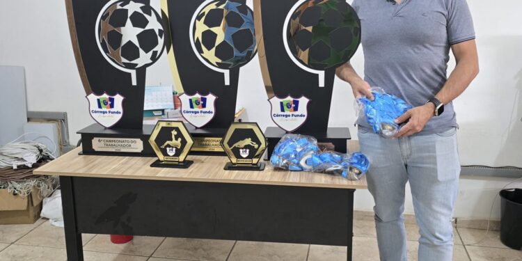 Troféus e medalhas do Campeonato do Trabalhador chegam a Córrego Fundo