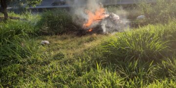 Incêndio em amontoado de lixo é controlado pelos bombeiros às margens da MG-050 em Formiga