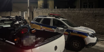 Polícia Militar apreende drogas e moto após suspeito fugir de abordagem no bairro Novo Horizonte em Formiga