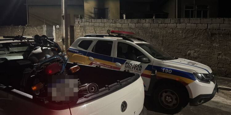 Polícia Militar apreende drogas e moto após suspeito fugir de abordagem no bairro Novo Horizonte em Formiga