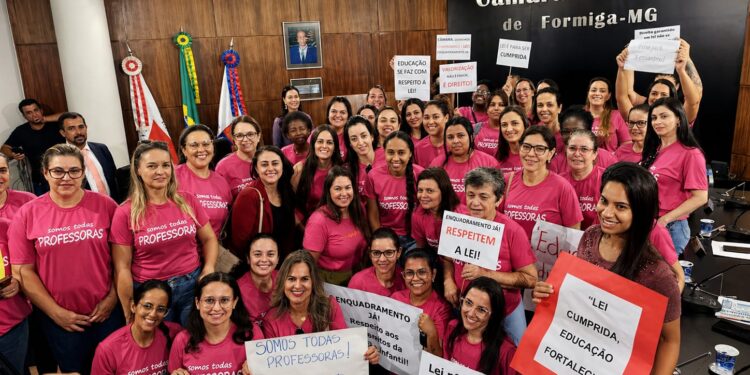 Profissionais da Educação Infantil cobram cumprimento de lei e valorização em Formiga