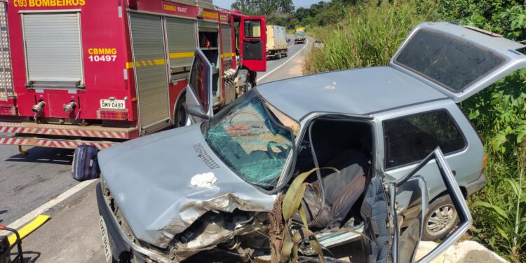 Colisão frontal entre carreta e automóvel mobiliza equipes de resgate na manhã desta quarta-feira em Campo Belo