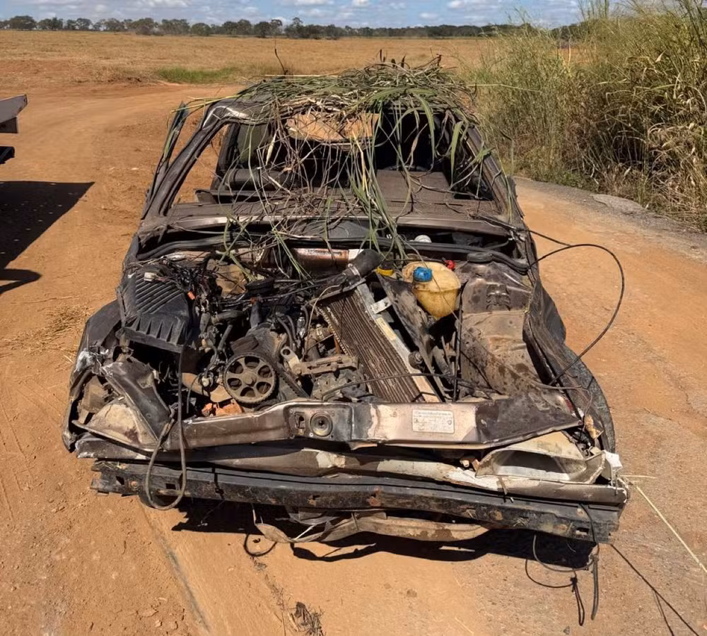 Homem morre após ser lançado para fora do carro em capotamento em Santo Antônio do Monte