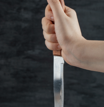 Briga familiar termina com vítima esfaqueada e dois presos no bairro Santo Antônio em Arcos