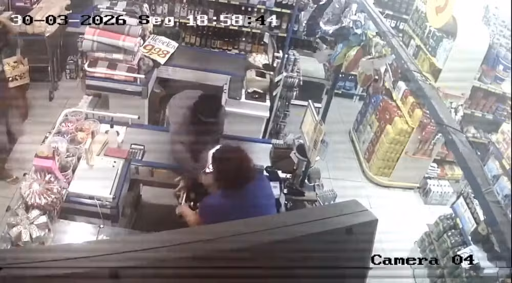 Dona de mercearia dá tapa na mão de bandido que tentava pegar dinheiro