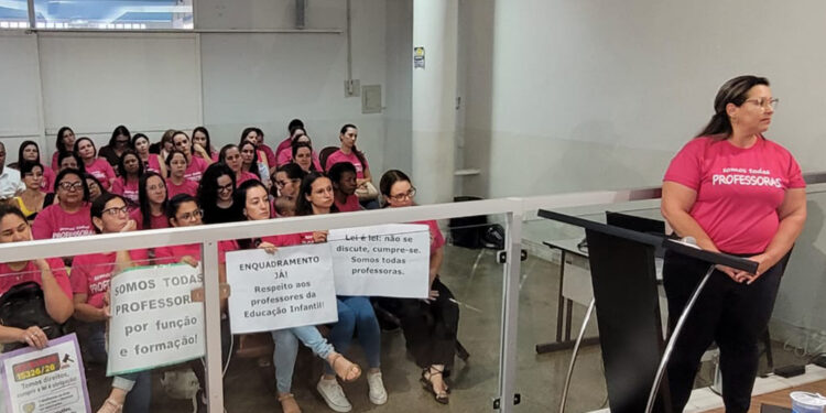 Tribuna da Câmara de Formiga dá voz a assistentes da educação infantil em defesa de direitos
