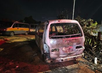 Veículo pega fogo e é totalmente consumido pelas chamas em Arcos