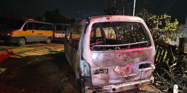 Veículo pega fogo e é totalmente consumido pelas chamas em Arcos