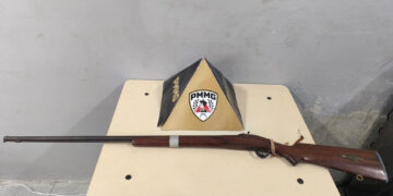 Homem é detido em flagrante após militares localizarem arma de fogo em residência