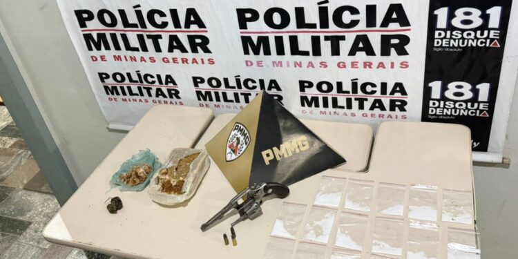Após tentativa de fuga e resistência, homem é preso por posse de arma e tráfico em Itapecerica