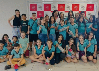 Alunos da Escola Florêncio Rodrigues Nunes entregam lacres para entidade Mão Amiga