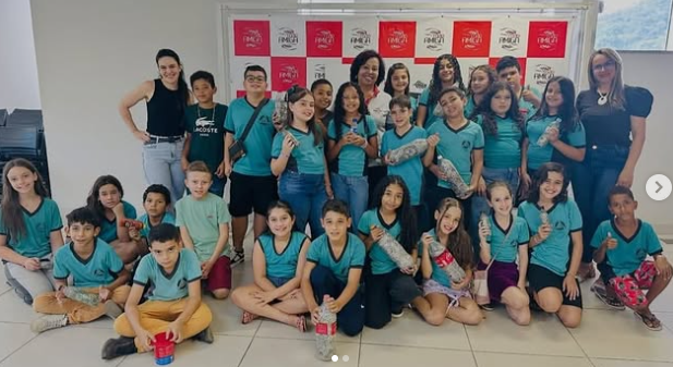 Alunos da Escola Florêncio Rodrigues Nunes entregam lacres para entidade Mão Amiga