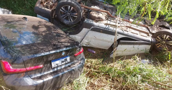 Motorista morre após caminhonete capotar e ficar submersa em córrego na MG-431 em Itaúna