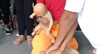 Crianças participam de palestra de primeiros socorros com o Corpo de Bombeiros em Formiga