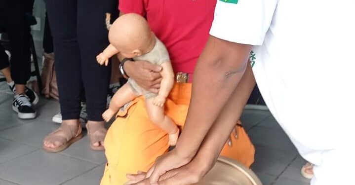 Crianças participam de palestra de primeiros socorros com o Corpo de Bombeiros em Formiga