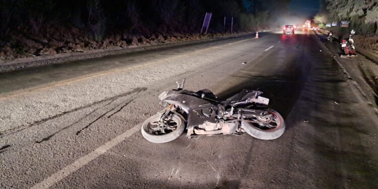 Motociclista perde controle da direção e sofre acidente na BR-354, em Arcos