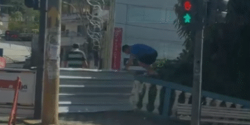 Pedestres são flagrados pulando barreiras para atravessar ponte interditada em Formiga