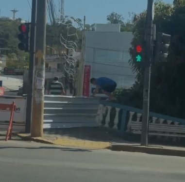 Pedestres são flagrados pulando barreiras para atravessar ponte interditada em Formiga